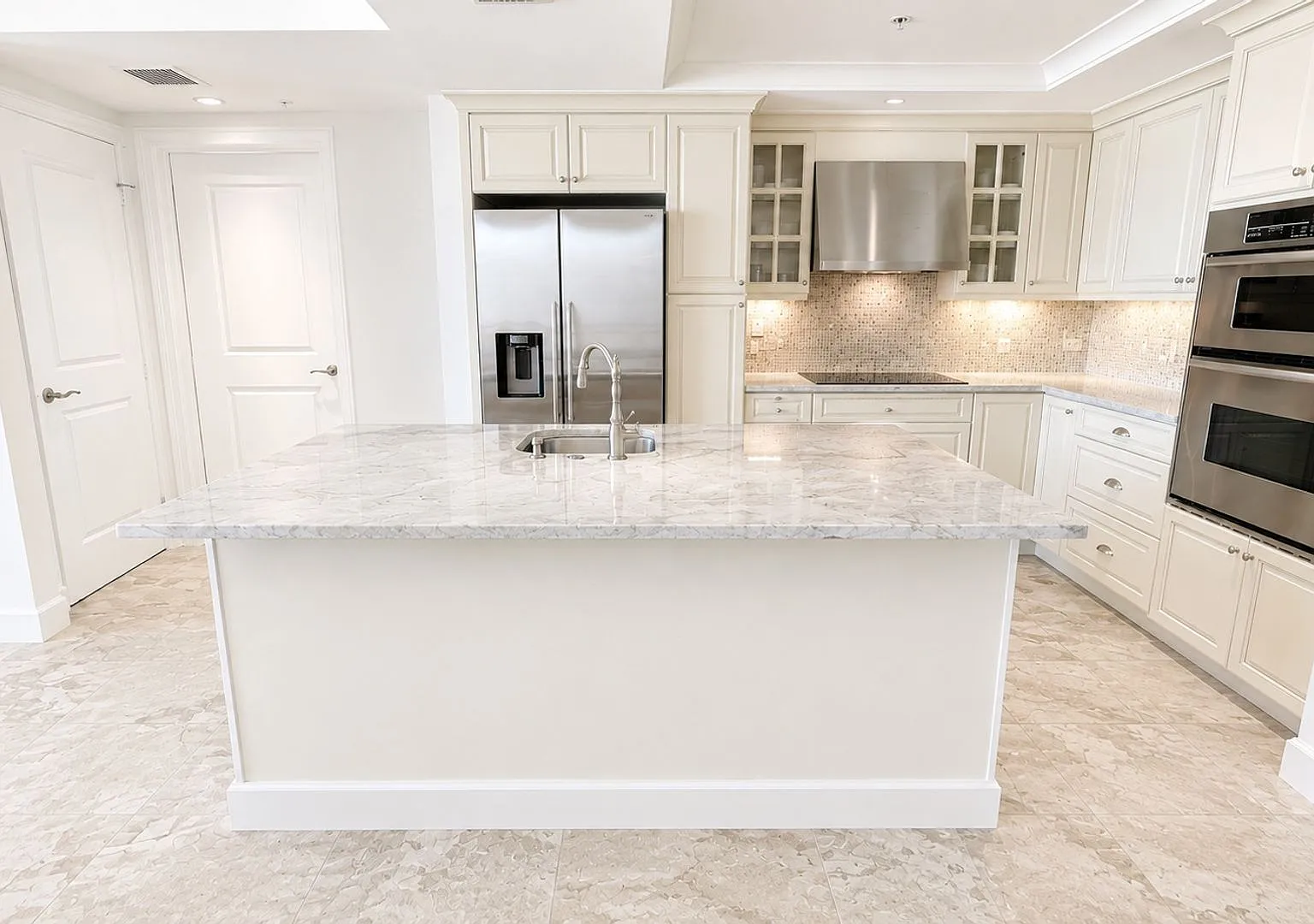 Annual partially furnished 2/2 at 1350 Main St with partial view of Sarasota Bay! — Photo 2