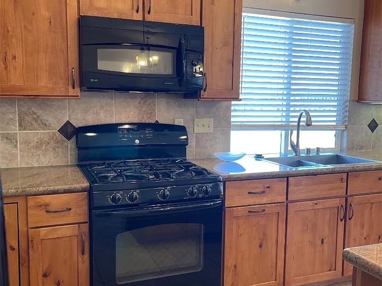 5905 April Ln — Photo 9