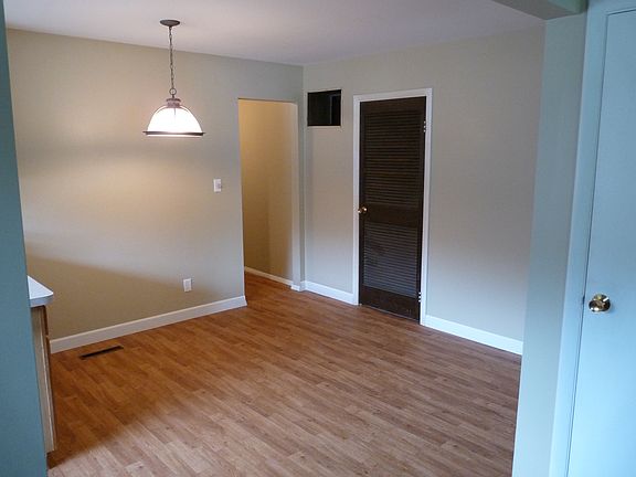 kitchen sitting area