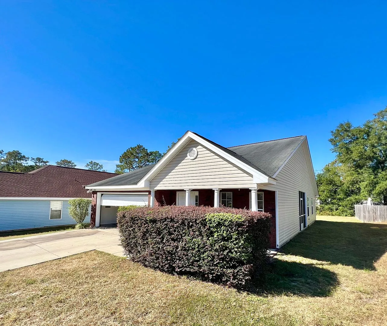 4556 Deslin Drive Screened in porch and 2 Car garage! — Photo 2