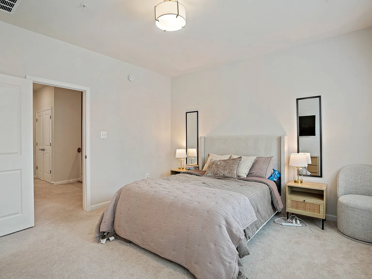 3 bed, 1992 sqft, $3,850 — Photo 3