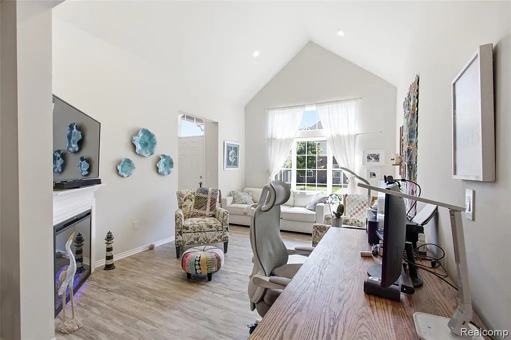 2 bed, 2.0 bath, 2032 sqft, $2,400 — Photo 2