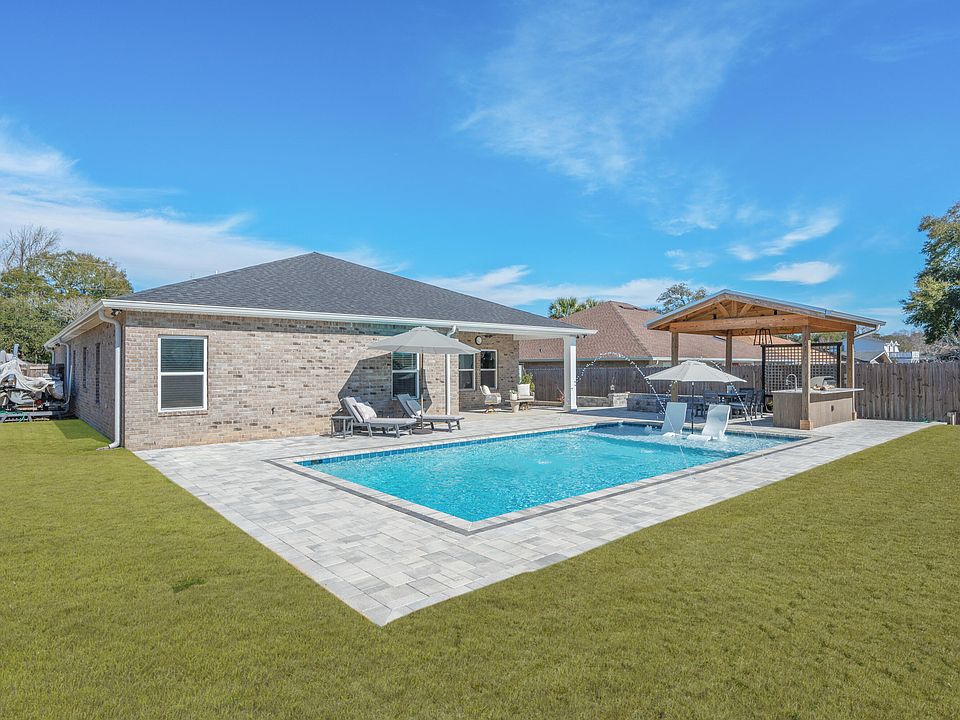 1st image of 8 Maple Ave