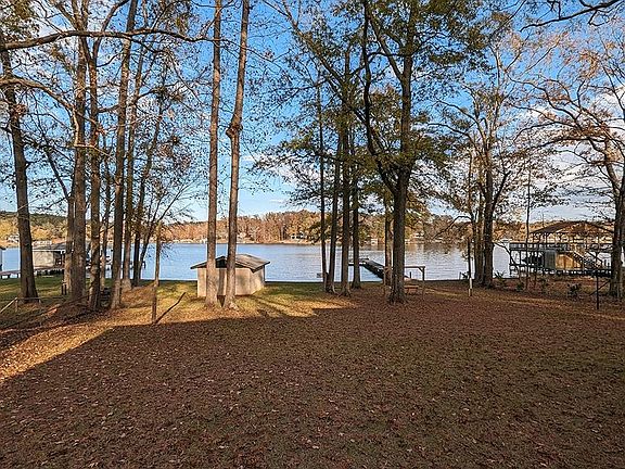 5th image of 183 Lakeshore Dr