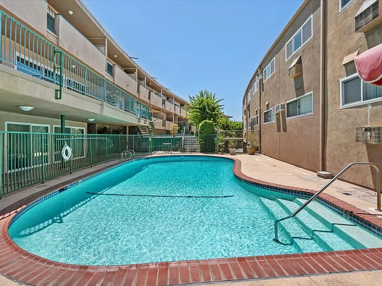 Encino Plaza Apartments — Photo 6