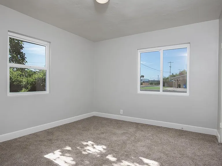 2201 E Fairmount Ave — Photo 25