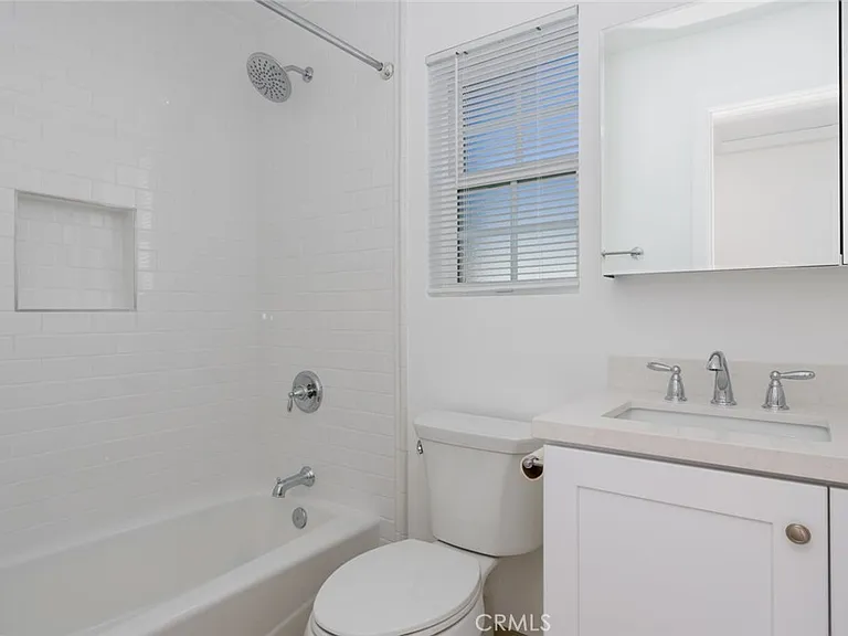 221 S Ross St — Photo 7