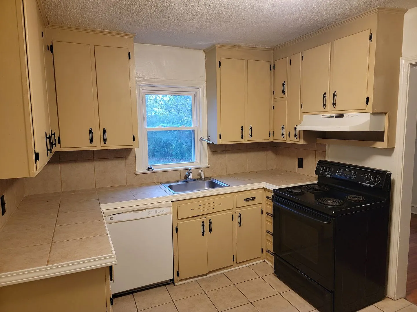 2 Bedroom 1 Bathroom House — Photo 2