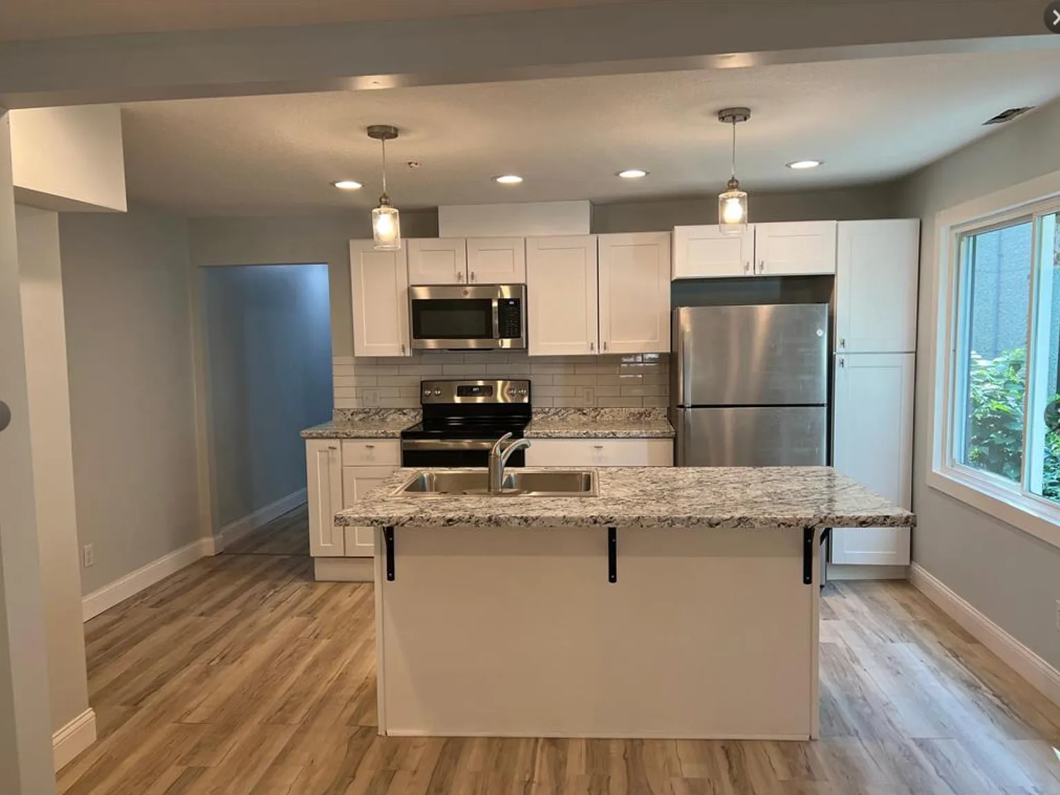 3 bed, 1100 sqft, $1,790 — Photo 4