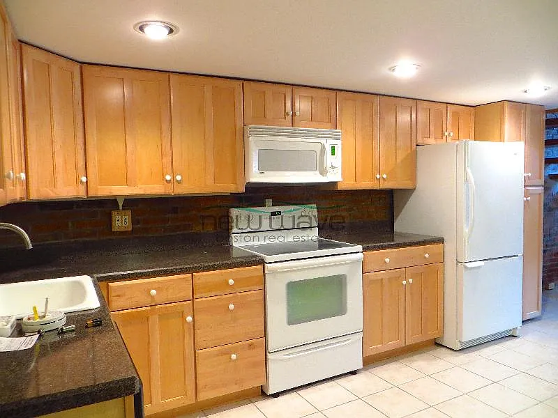 Building Photo - 18 Follen St #2