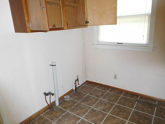 5th image of 114 E Houghton St