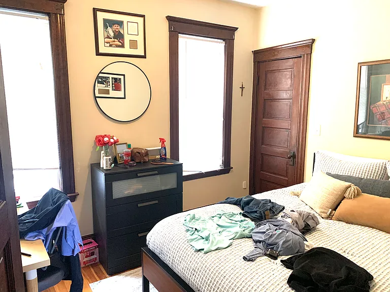 2 nd bedroom, walk in closet