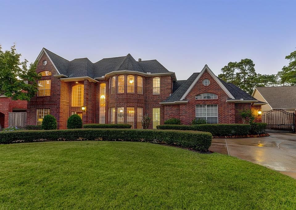 Gorgeous home on a cul de sac in Lakewood Oaks Estates!