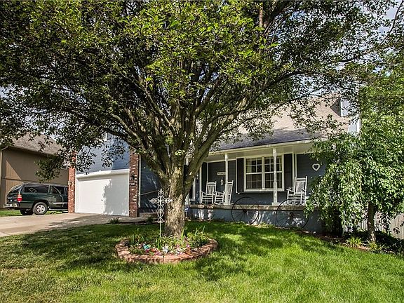3rd image of 840 NE Aaron Dr
