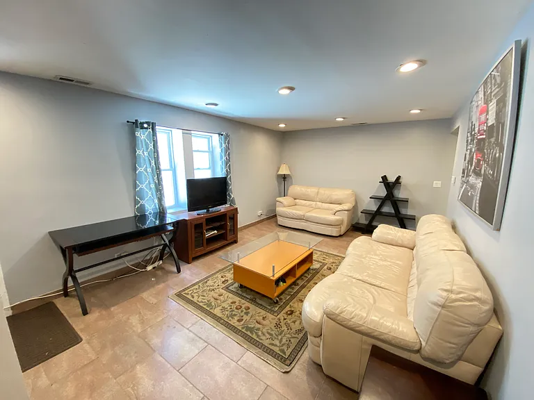 832 S Claremont Ave — Photo 2