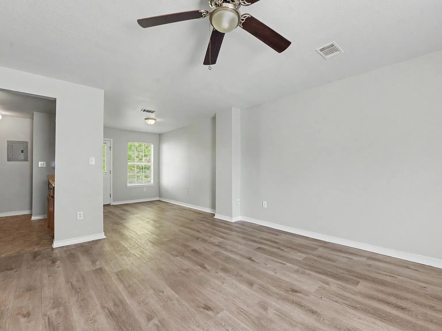 2 bed, 1.5 bath, 1008 sqft, $1,100 — Photo 2