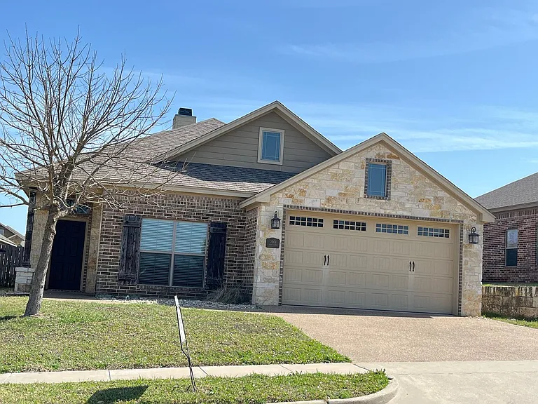 3004 Silver Saddle Dr — Photo 2