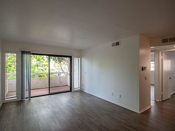 3rd image of 10836 Kling St #202