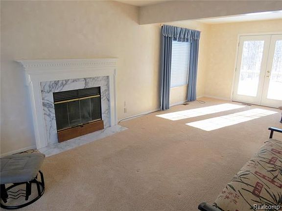 3rd image of 1346 Pembroke Ln
