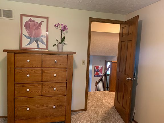 5th image of 702 N Lawrence Ln