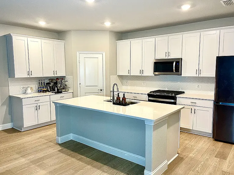2624 Wellington Ln — Photo 2