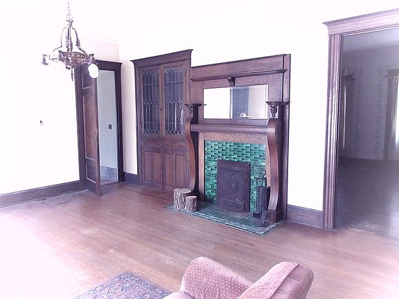 Living Room
Orig Fire Place