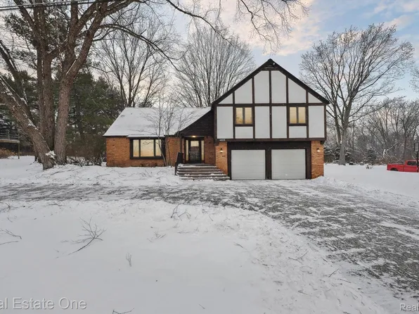 4815 Triwood Dr, Commerce Township, MI 48382