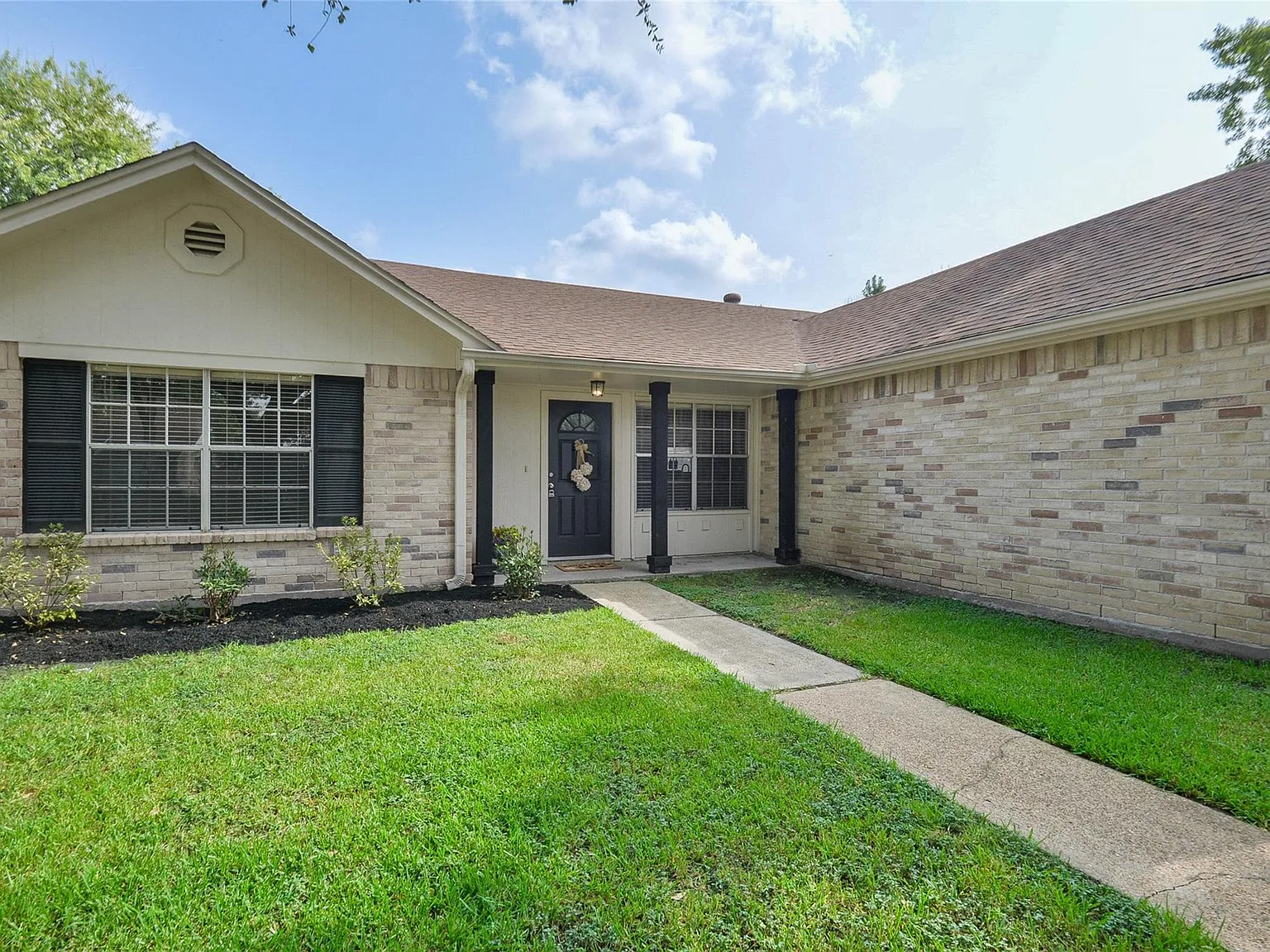 4 bed, 2.0 bath, 1858 sqft, $1,950 — Photo 3
