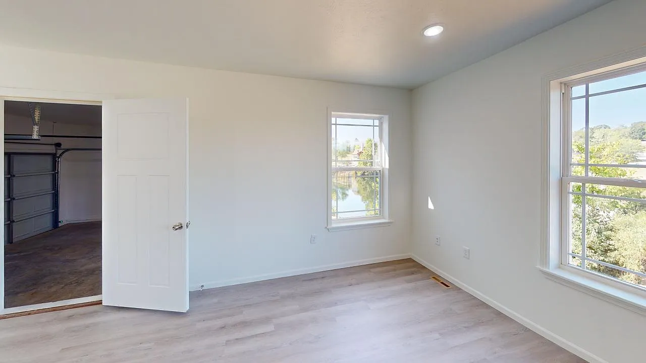 4 bed, 2.5 bath, 1994 sqft, $2,400 — Photo 2