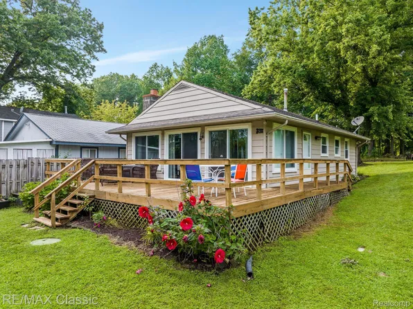1948 Clubview Dr, Highland, MI 48356
