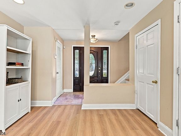 5th image of 223 Fairview Ave