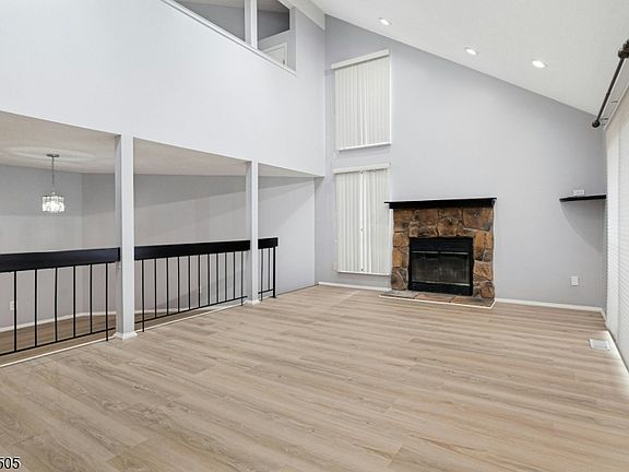3rd image of 19 Linda Ln