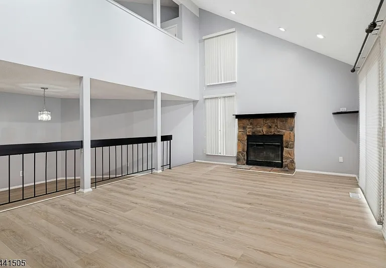 19 Linda Ln — Photo 3