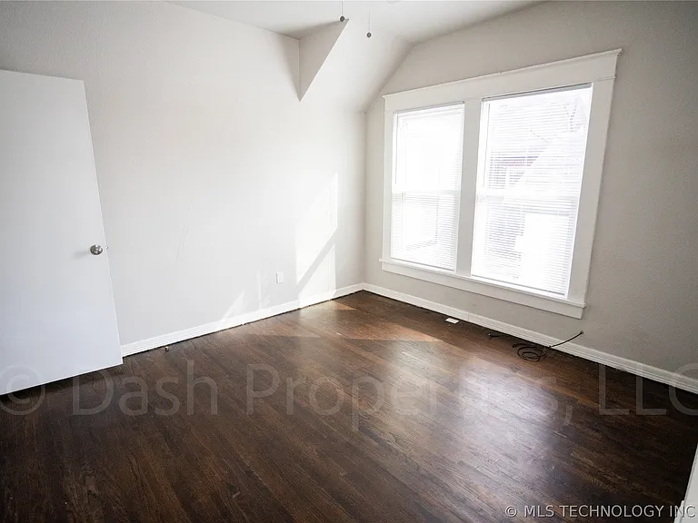 2604 E 7th St S — Photo 39