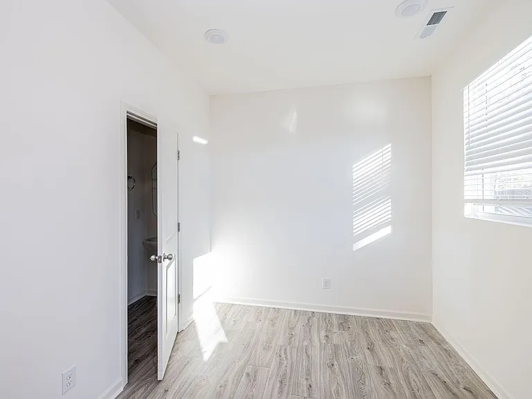 120 S Dorsett St — Photo 7