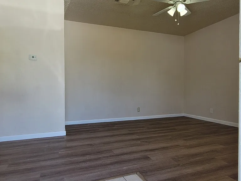 728 N Main St — Photo 1