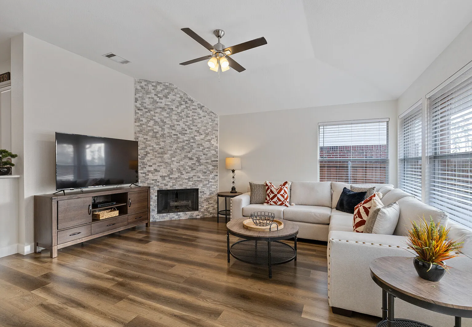 4 bed, 1843 sqft, $7,711 — Photo 3