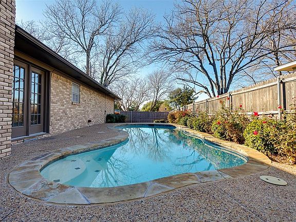 3rd image of 301 Sherry Ln