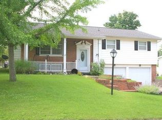 1105 Willow Dr, Olney, IL 62450