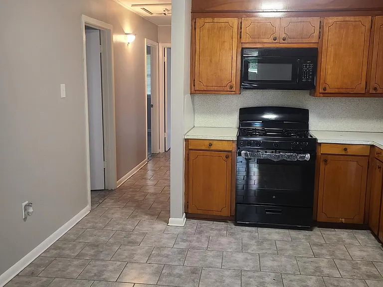1169 N Acadian Thwy E — Photo 10