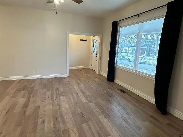 126 E North St — Photo 10