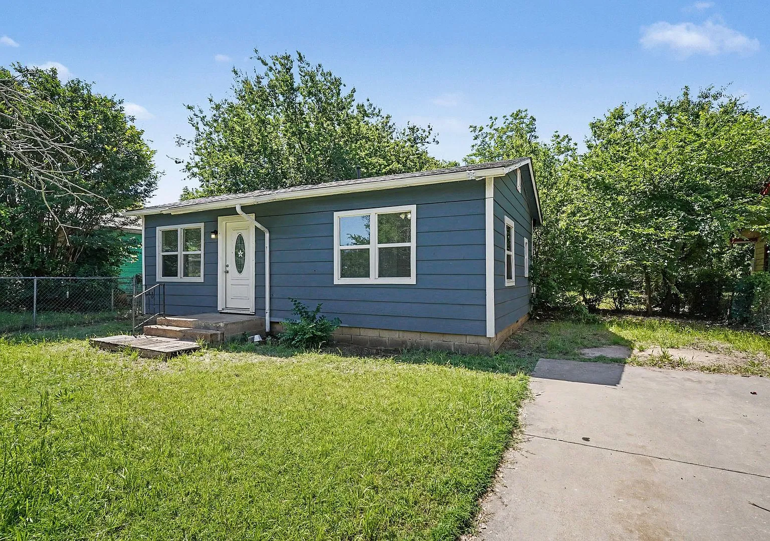 Cute, cozy, and full of charm! This well-maintained 2-bedroom, 1-bath home in Wichita Falls offer... — Photo 2