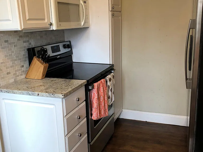 2107 Queens Rd W — Photo 5