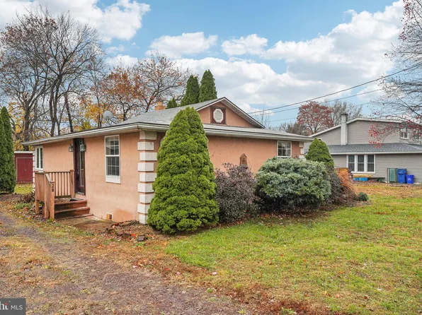 28 3rd St, Douglassville, PA 19518