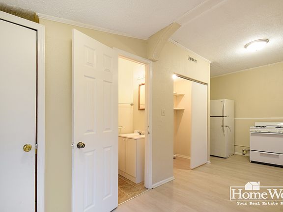 5th image of 682 W Lexington Ave