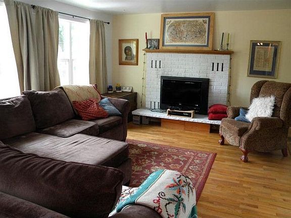 2nd image of 610 NW Polaris St