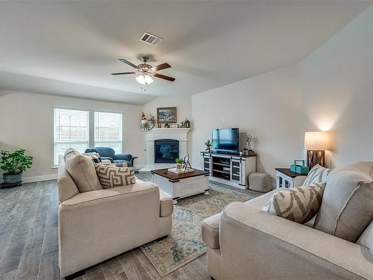 2937 Log Cabin Dr — Photo 5