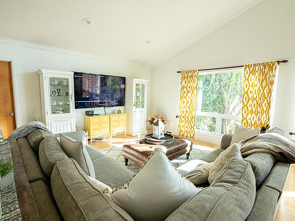 3rd image of 120 Sandringham Dr S