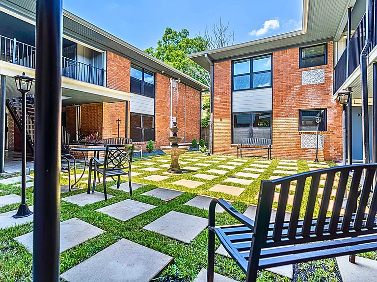1/2 Bonnie Brae St — Photo 20
