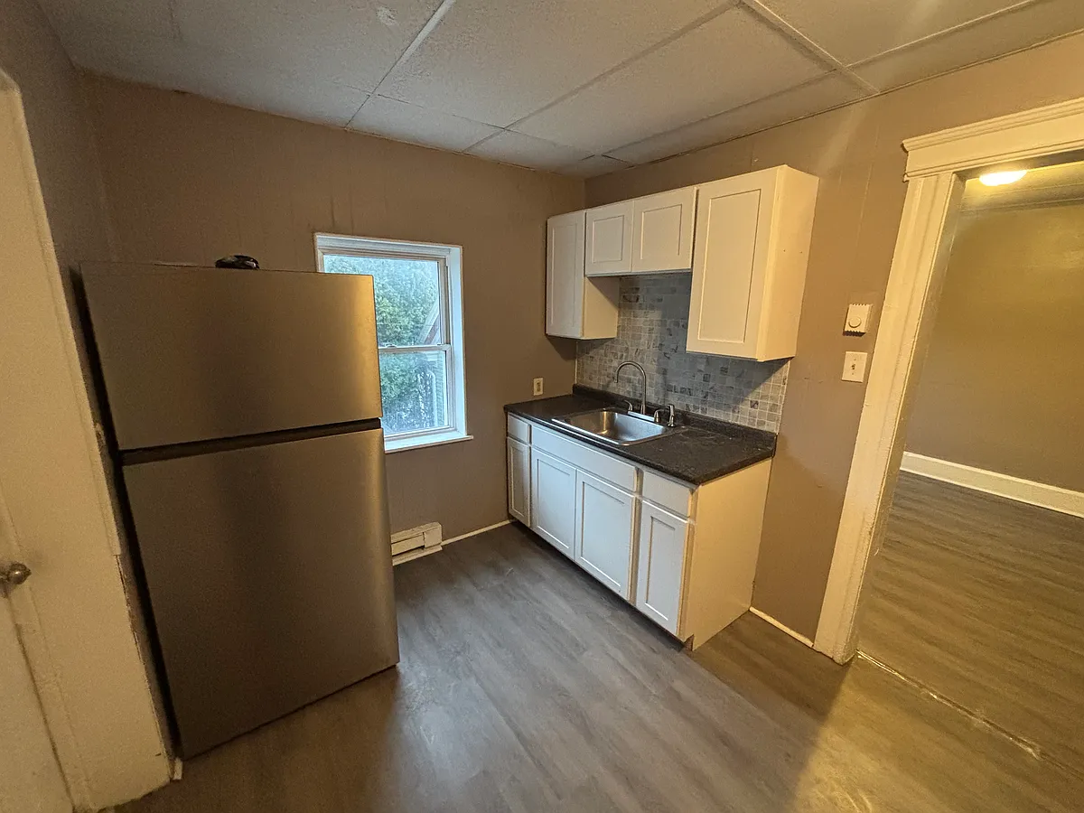 Building Photo - 409 W Broad St #4